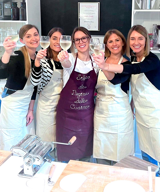 Ragazze dopo un corso di cucina Cooking piemonte