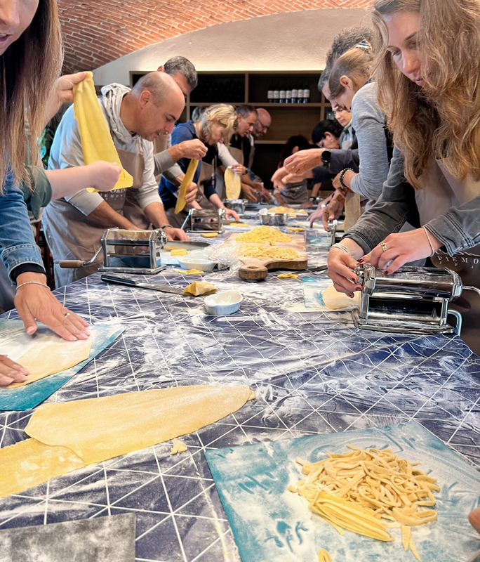 Team-Building-pasta-fresca Realizzazione id pasta fresca durante un corso di Team Building