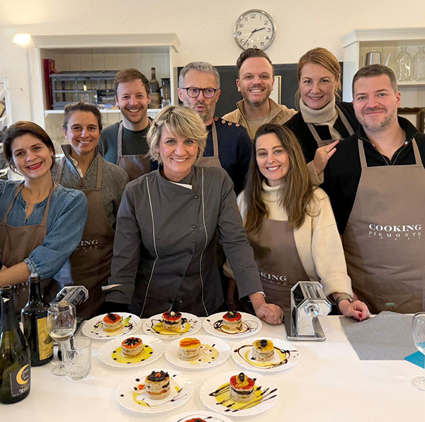 lezioni di cucina Gruppo di amici durante una lezione di cucina piemontese Cooking Piemonte